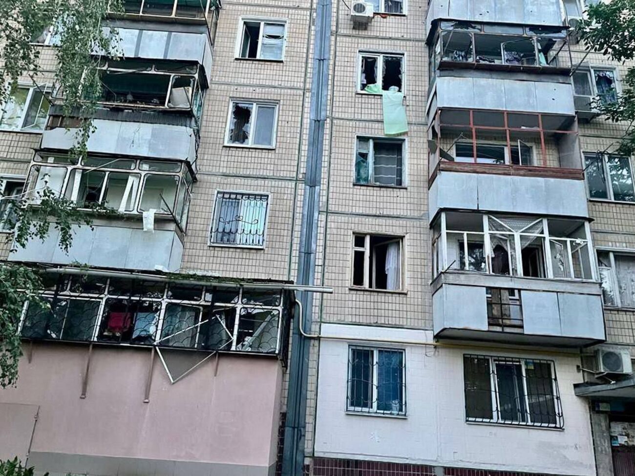 В Никополе повреждены 11 пятиэтажек, около 40 частных домов, детский сад и дом детского творчества