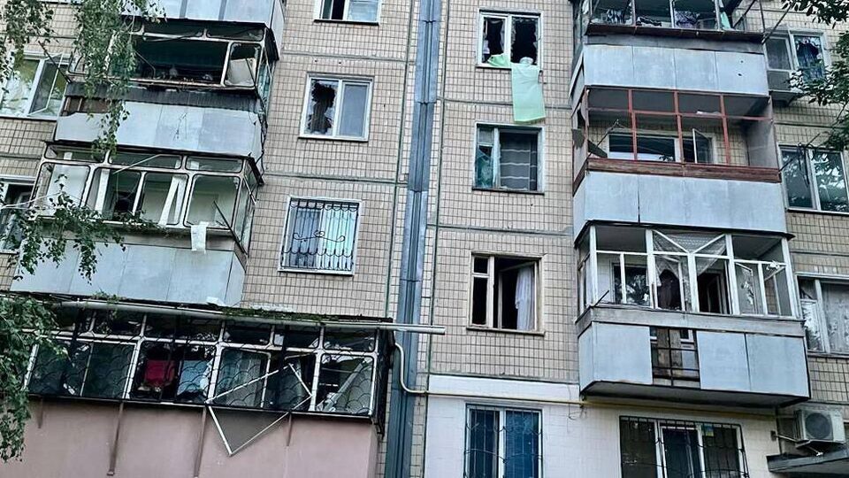 У Нікополі пошкоджено 11 п'ятиповерхівок, приблизно 40 приватних будинків, дитячий садок та будинок дитячої творчості