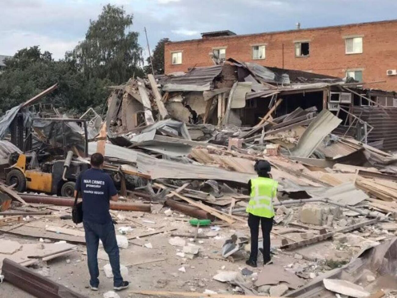 В результате ракетного удара оккупантов по Харькову частично разрушено складское помещение одного из предприятий, отметили в областной прокуратуре