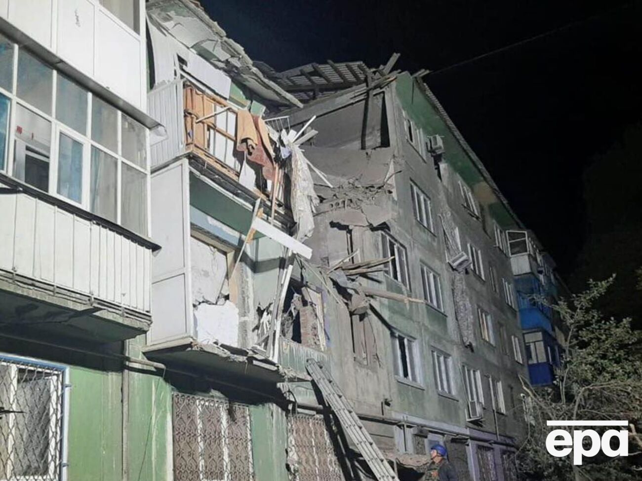 Унаслідок ракетного удару сталося руйнування міжповерхових перекриттів із другого до п'ятого поверху у третьому під'їзді п'ятиповерхового житлового будинку в Костянтинівці, зазначили у ДСНС