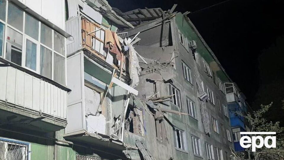 В результате ракетного удара произошло разрушение межэтажных перекрытий со второго по пятый этажи в третьем подъезде пятиэтажного жилого дома в Константиновке, отметили в ГСЧС