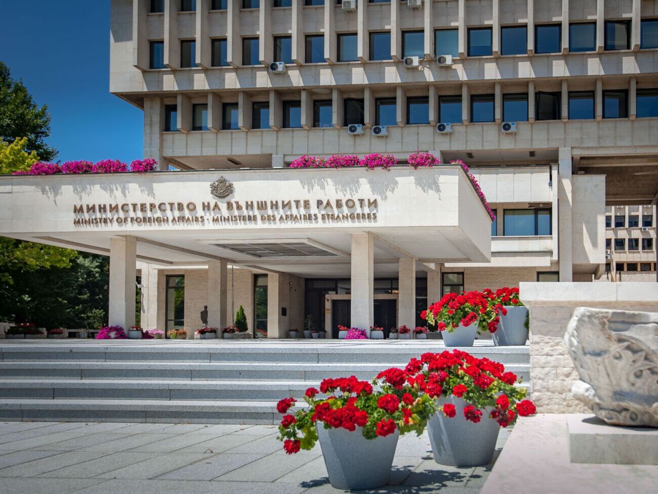 У МЗС Болгарії повідомили, що чотирьох болгарських дипломатів і 10 технічних співробітників із дипмісій висилають із РФ