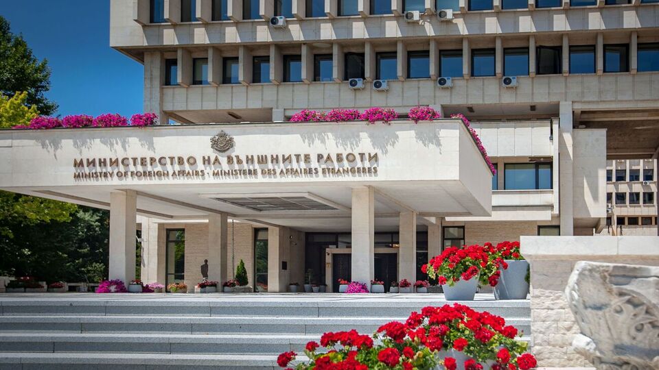 В МИД Болгарии сообщили, что четырех болгарских дипломатов и 10 технических сотрудников из дипмиссий высылают из РФ