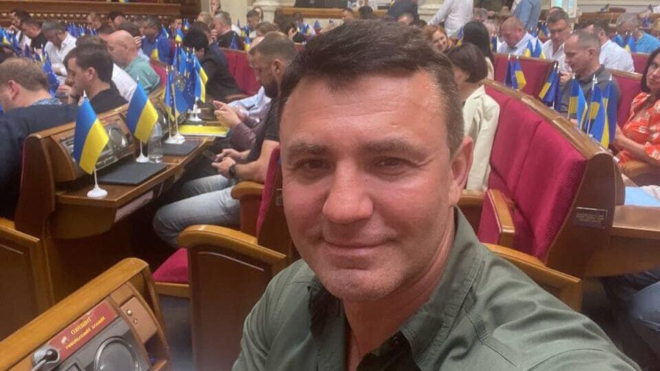 По словам Тищенко, нардепам выдавали оружие централизованно