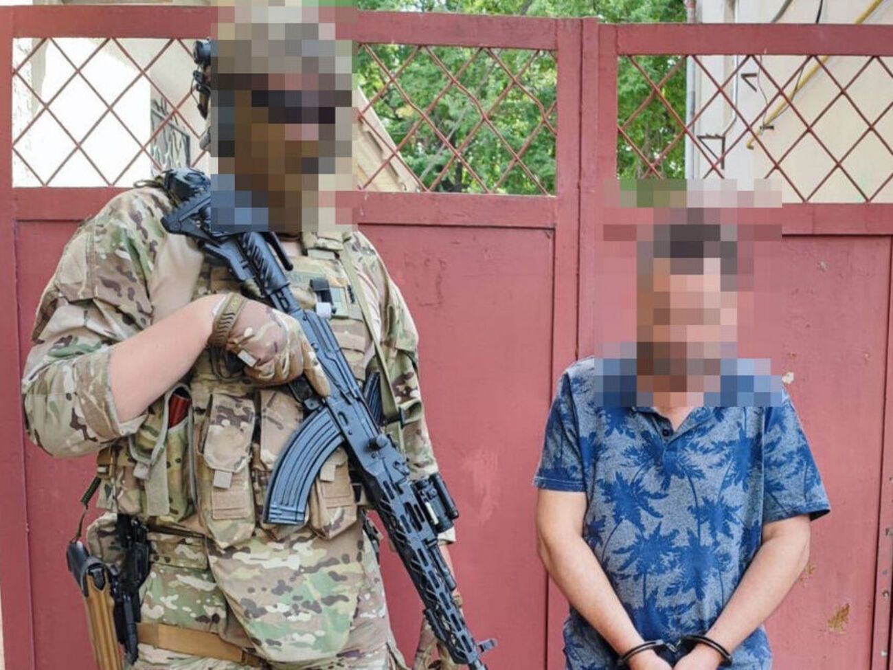 По данным СБУ, подозреваемые передавали врагу данные о важных инфраструктурных объектах, складах с горючим, дислокации военных и техники ВСУ