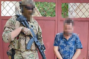 По данным СБУ, подозреваемые передавали врагу данные о важных инфраструктурных объектах, складах с горючим, дислокации военных и техники ВСУ