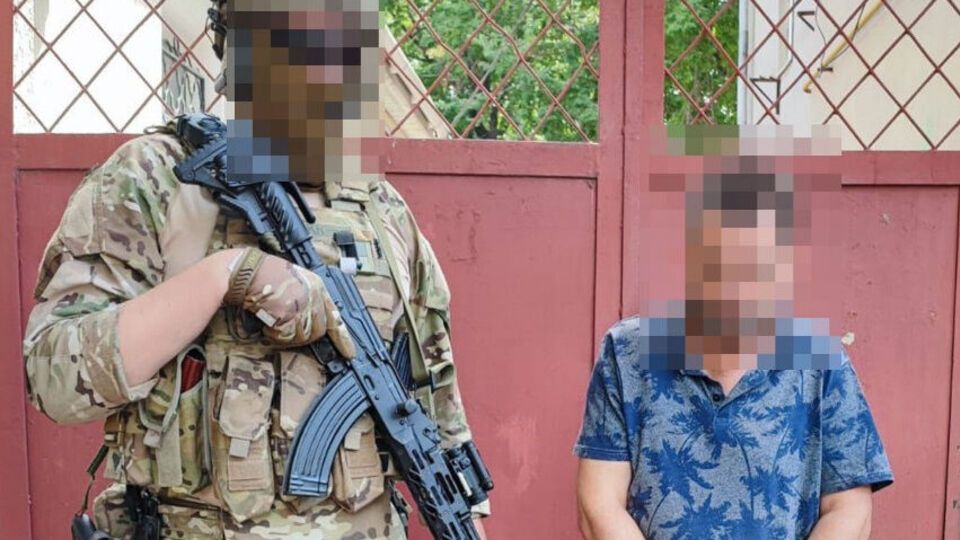 По данным СБУ, подозреваемые передавали врагу данные о важных инфраструктурных объектах, складах с горючим, дислокации военных и техники ВСУ