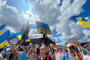 "Росія – гомофобна і терористична держава". Українці взяли участь у ЛГБТ-прайді у Стокгольмі. Фоторепортаж