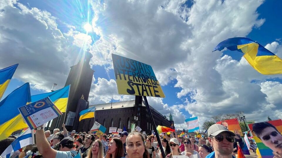 "Россия – гомофобное и террористическое государство". Украинцы приняли участие в ЛГБТ-прайде в Стокгольме. Фоторепортаж