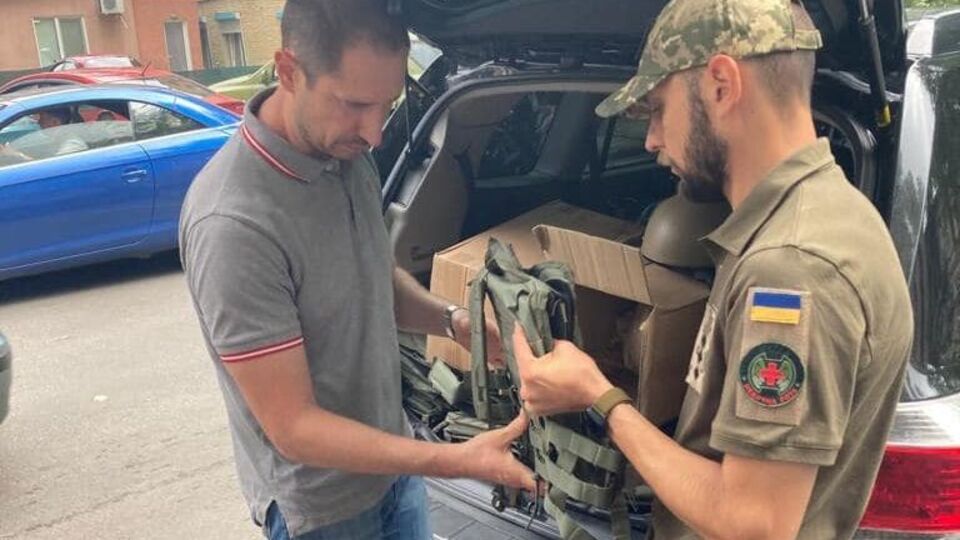 Денис Силантьев уже передавал бронежилеты, предоставленные группой "Метинвест", медикам, участникам ТрО и сотрудникам ГСЧС в Киеве