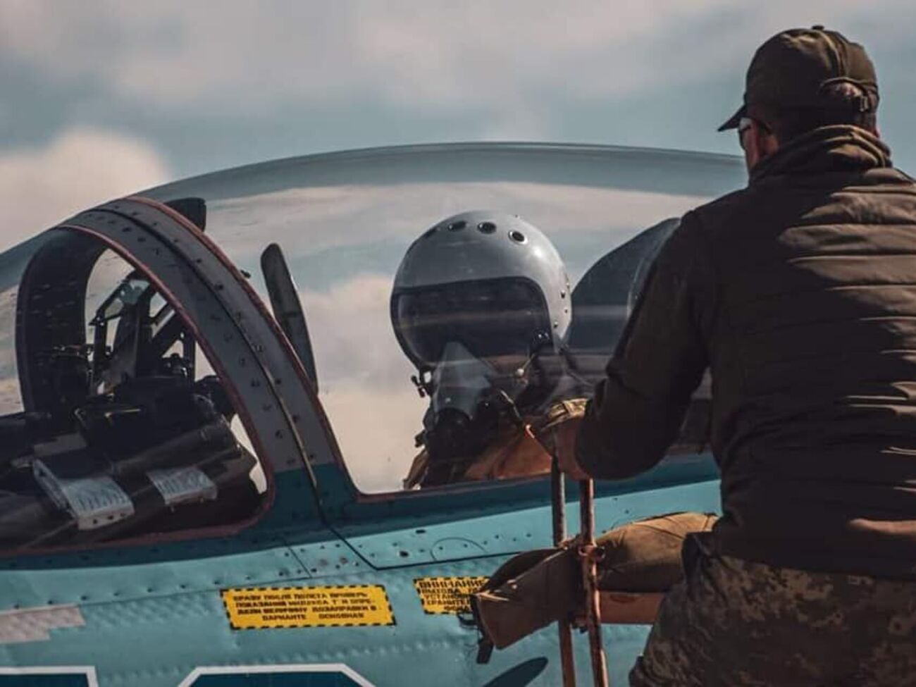 Удары по оккупантам на юге наносили украинские штурмовики, истребители, боевые вертолеты и стратегический бомбардировщик