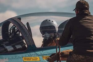 Удары по оккупантам на юге наносили украинские штурмовики, истребители, боевые вертолеты и стратегический бомбардировщик