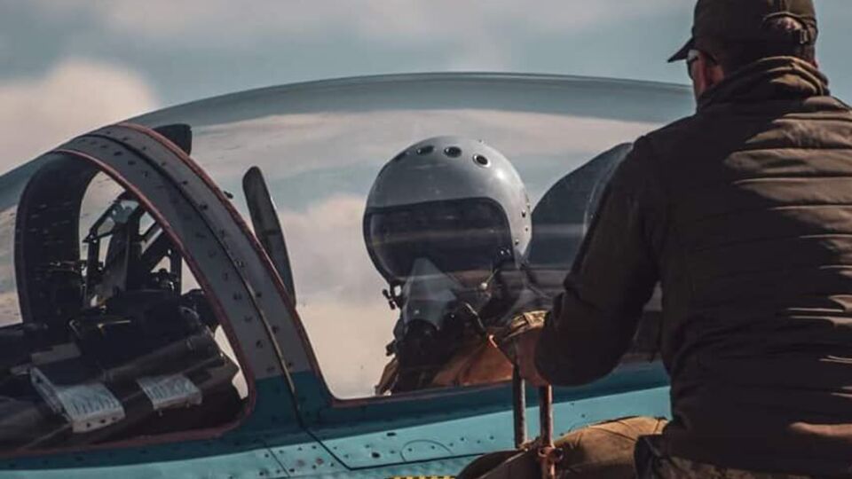 Удары по оккупантам на юге наносили украинские штурмовики, истребители, боевые вертолеты и стратегический бомбардировщик