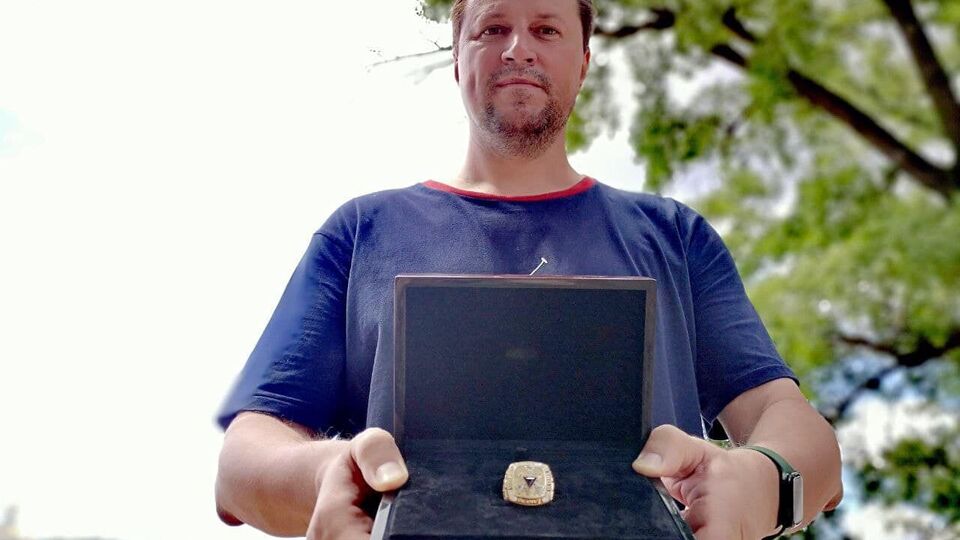 Медведенко пообещал направить деньги на благотворительность