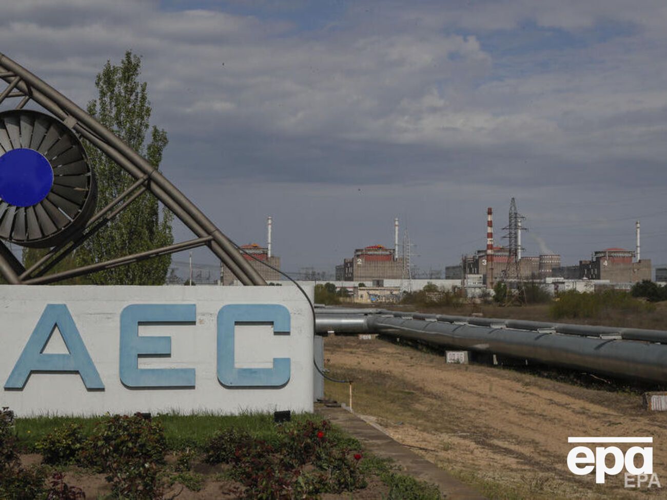 По сообщению СМИ, оккупанты, вероятно, заминировали АЭС, а потом начали ее обстреливать