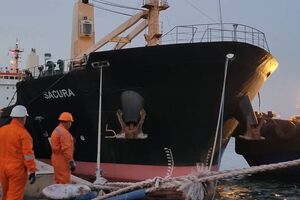 Из порта Пивденный вышло первое после снятия блокады судно с продовольствием