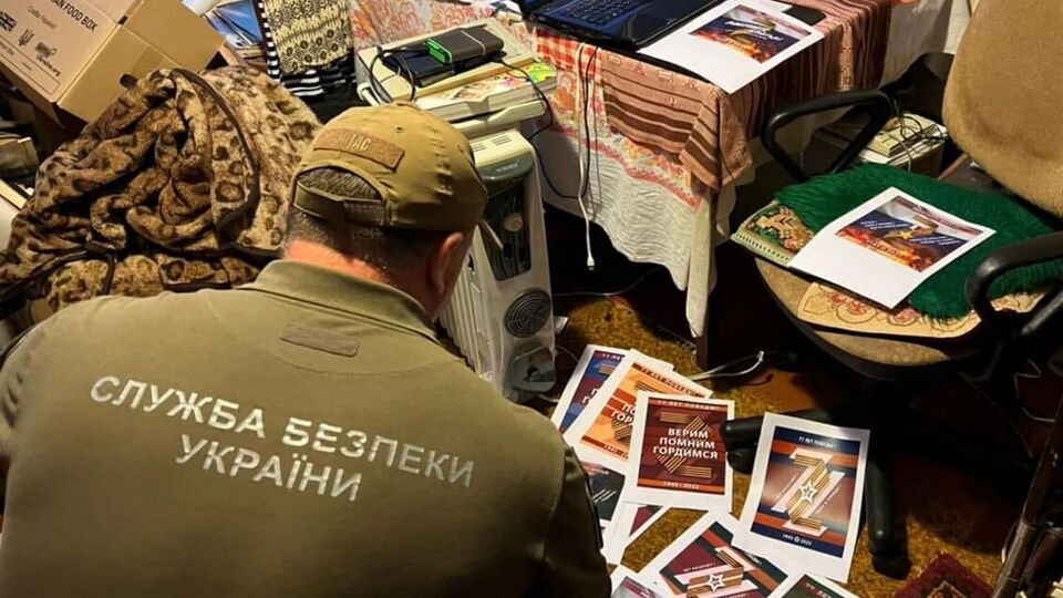 Дома у задержанного нашли образцы агитации и благодарственные письма от министерства обороны РФ