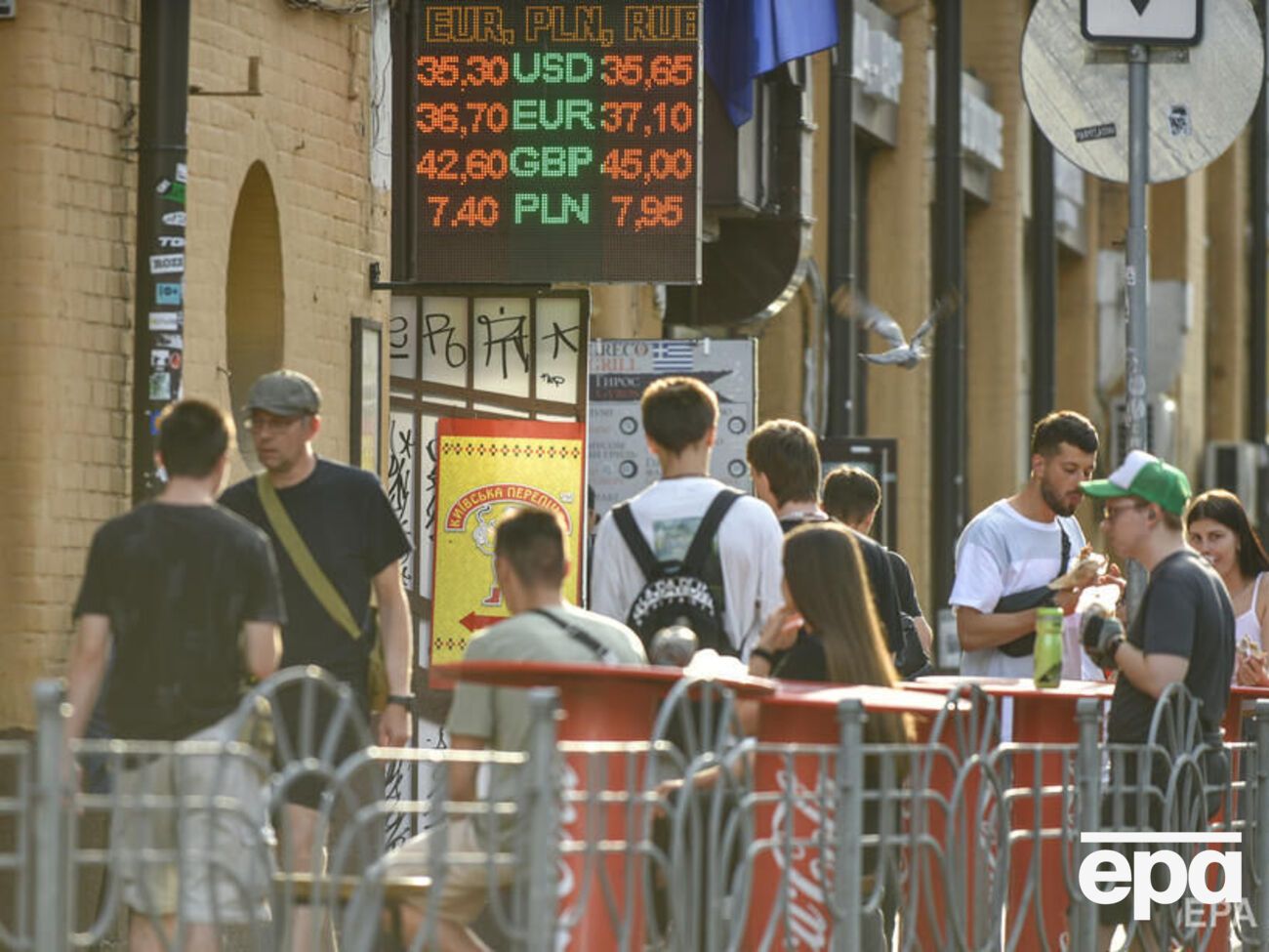 Курс в обменниках больше не привязан к официальному