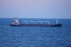 Судно Razoni з українською кукурудзою на борту стоїть у Середземному морі неподалік від Каратаса (на південному сході Туреччини)