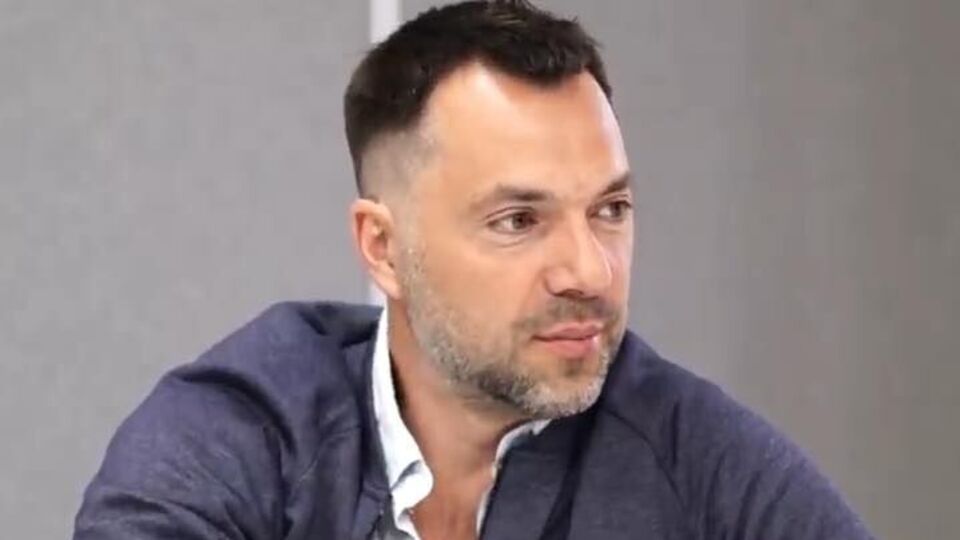 По словам Арестовича, основным его доходом является проведение семинаров по психологии