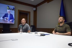 Зеленский (справа) 8 августа провел разговор в формате видеоконференции с Клинтоном (на экране)