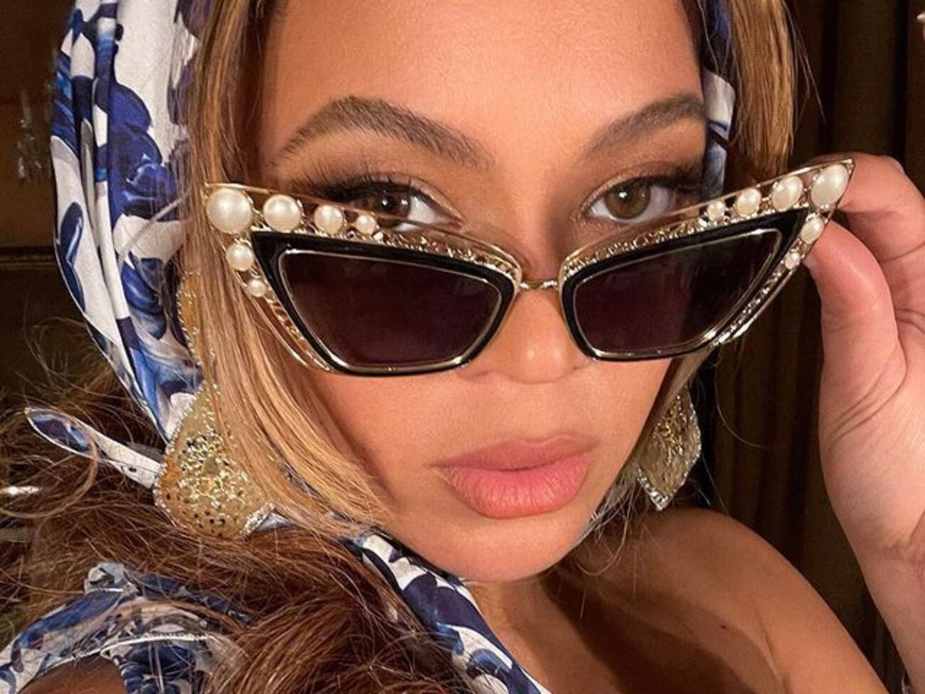 Бейонсе предстала перед объективом в декольтированном боди