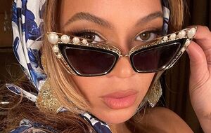 Бейонсе предстала перед объективом в декольтированном боди