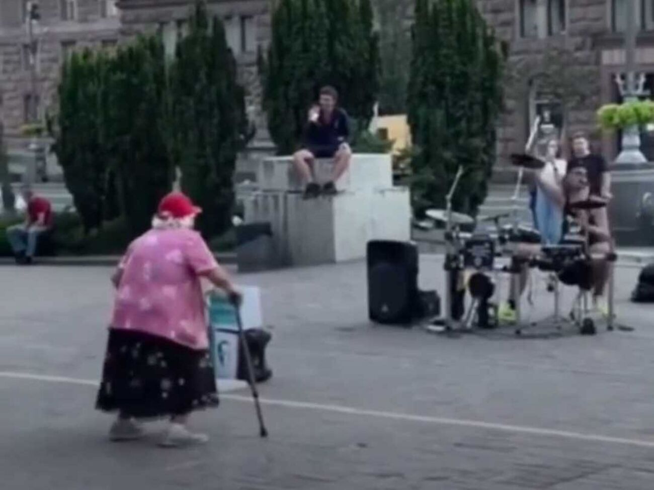 Женщина с тростью зажигательно танцует под трек группы&nbsp;Chico & Qatoshi