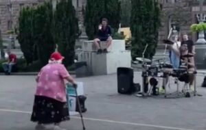 Женщина с тростью зажигательно танцует под трек группы Chico & Qatoshi