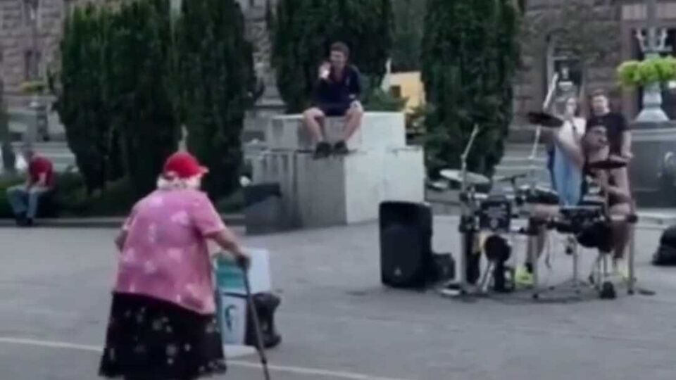 Женщина с тростью зажигательно танцует под трек группы Chico & Qatoshi