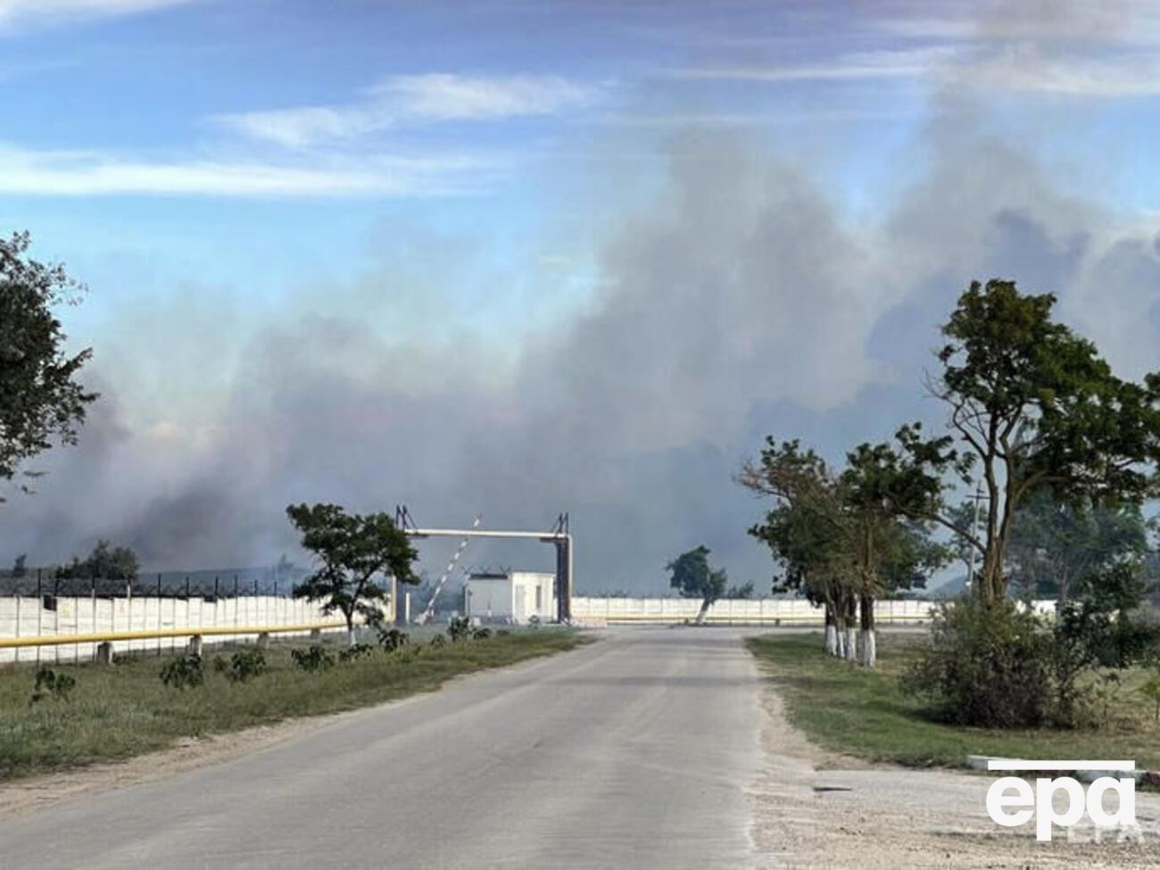 За інформацією міноборони РФ, на аеродромі "здетонувало кілька авіаційних боєприпасів"