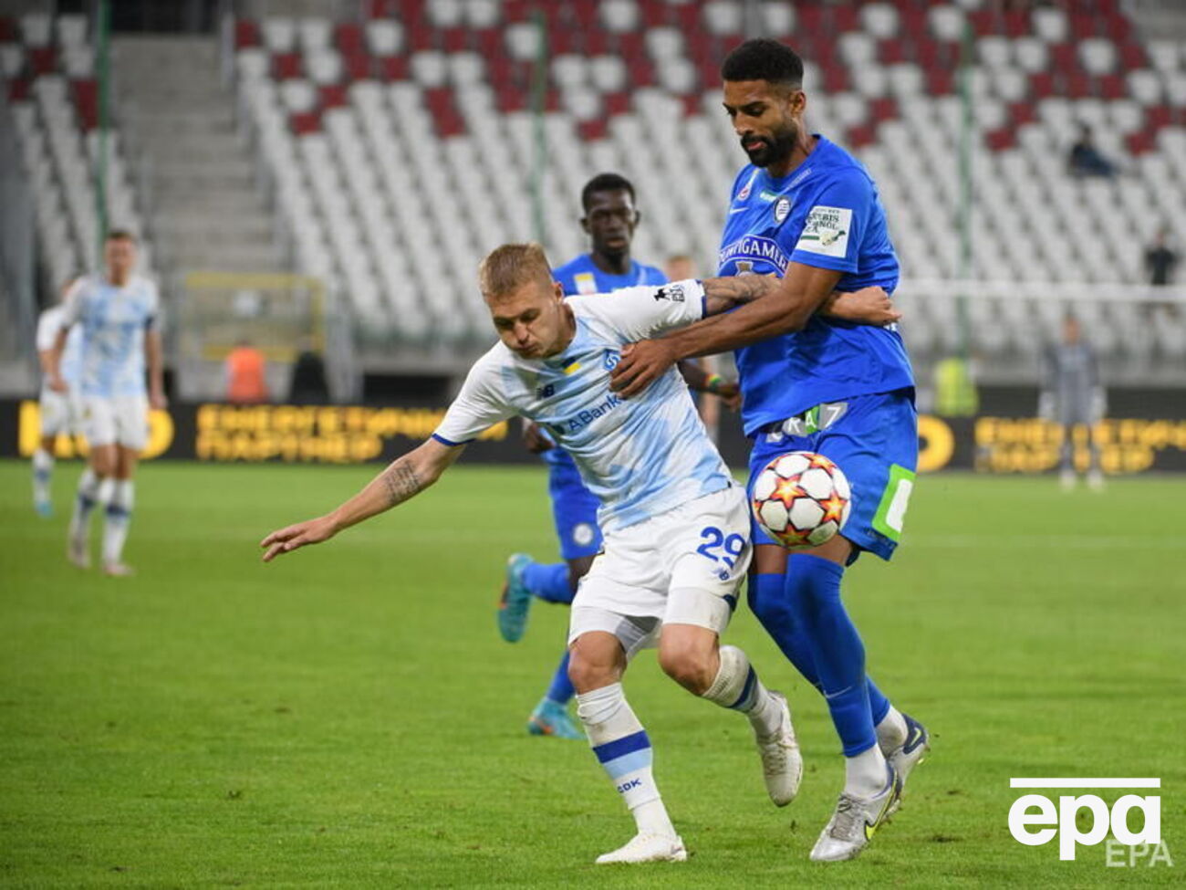 Первую игру "Динамо" (в белой форме) тоже выиграло