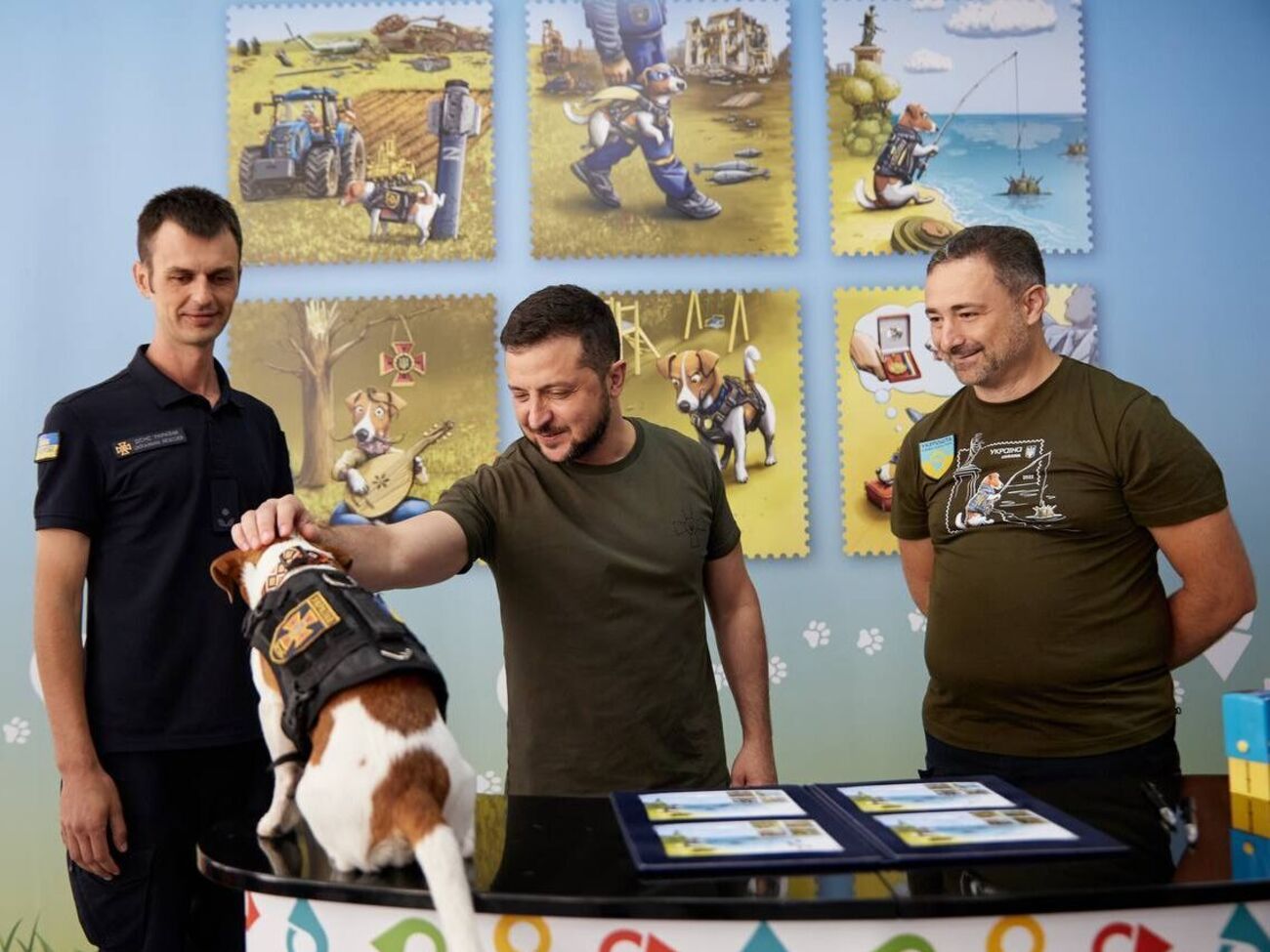 Зеленський погасив марку з Патроном у День знань в Ірпені