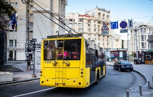 Попри петицію киян, громадський транспорт зупинятиметься під час повітряних тривог