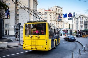Попри петицію киян, громадський транспорт зупинятиметься під час повітряних тривог