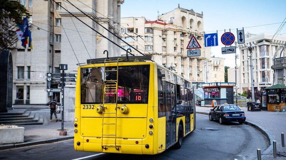 Попри петицію киян, громадський транспорт зупинятиметься під час повітряних тривог