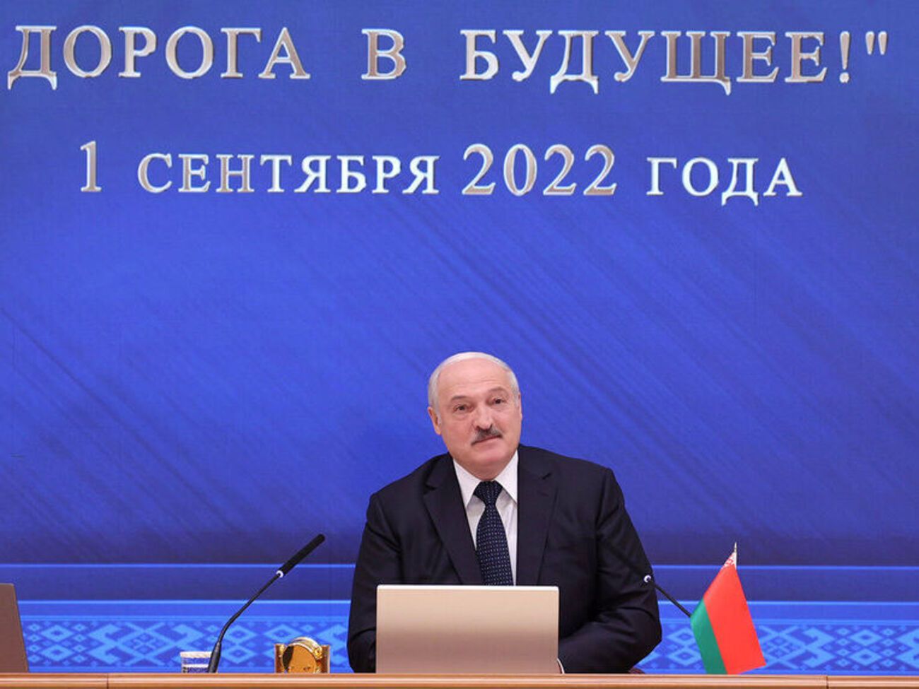Лукашенко на открытом уроке показал ноутбук, собранный в Беларуси
