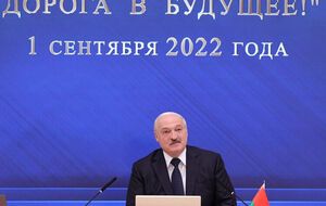 Лукашенко на відкритому уроці показав ноутбук, зібраний у Білорусі