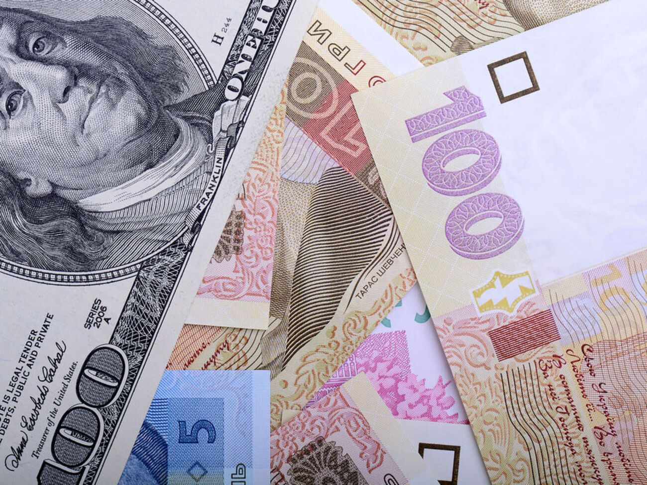 Щоб знизити курс долара, валюти у країну має надходити більше, пише "РБК-Україна"