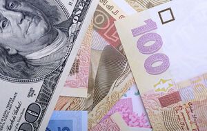 Чтобы снизить курс доллара, валюты в страну должно приходить больше, пишет "РБК-Украина"