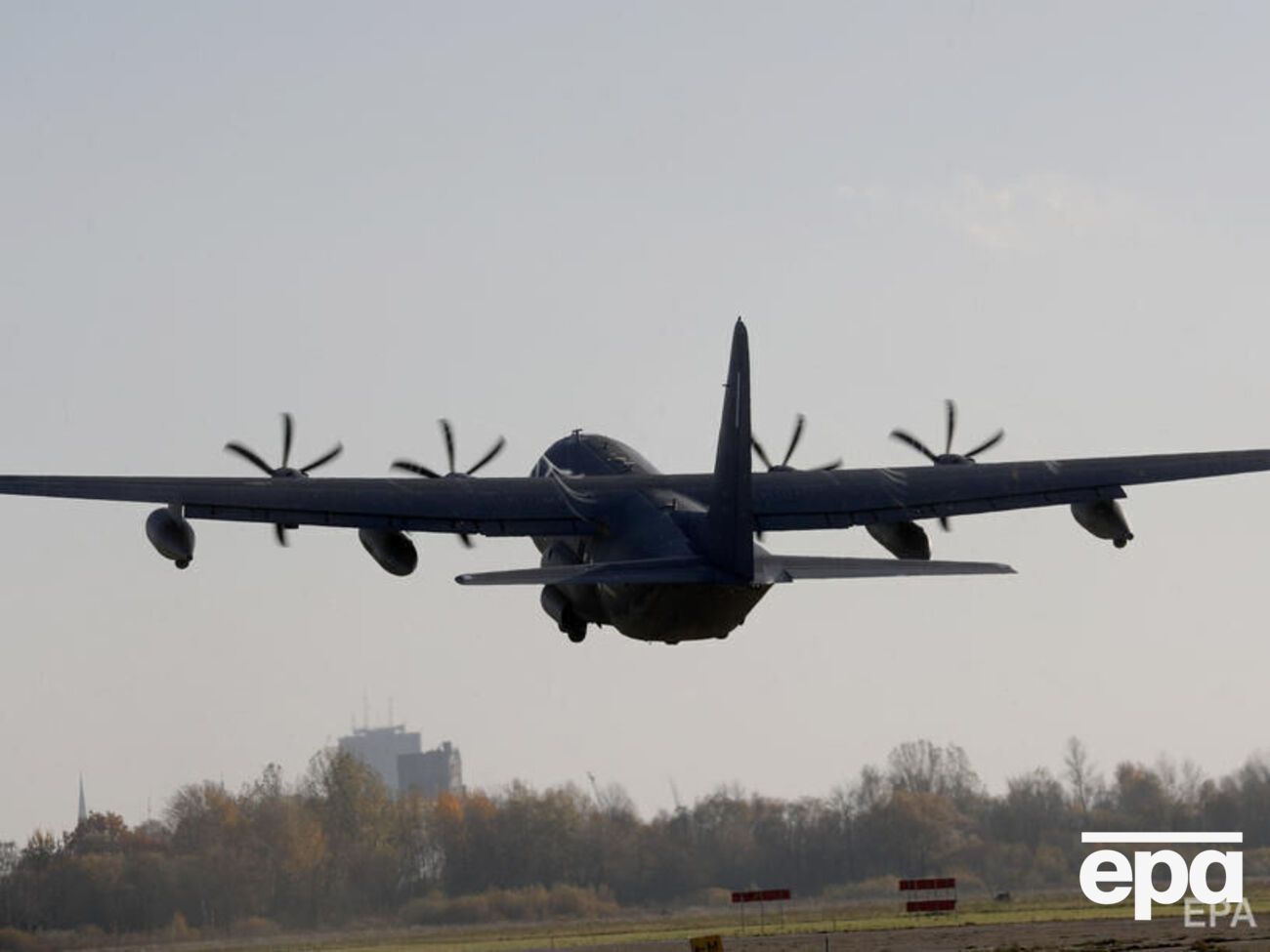 Хоук считает, что США должны передать Украине самолеты, ударные вертолеты и истребители