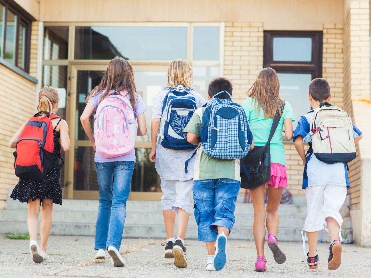 Примерно 800 тыс. учеников начали обучение в формате офлайн, отметили в Минобразования