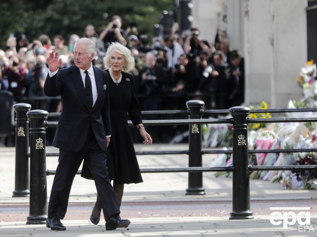 Люди приветствовали нового короля