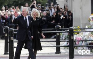 Люди приветствовали нового короля