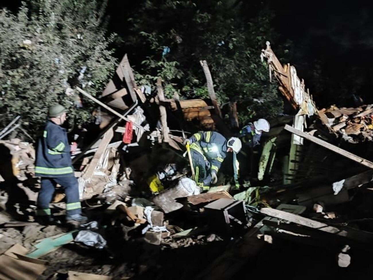 Окупанти й далі завдають ракетних ударів по житлових районах Харківської області