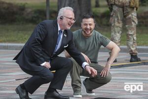 Вчера в Киеве открыли табличку Левитса (на фото он с Зеленским) на Аллее смелости