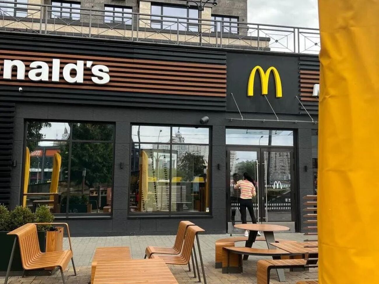 Киевляне заметили, что рестораны McDonald's готовят к открытию