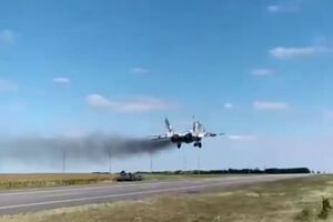Тимошенко опубликовал видео, на которых видно, как самолеты ВСУ заходят на посадку на дороге