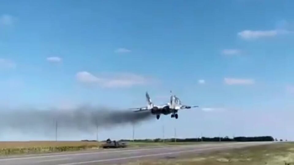 Тимошенко опублікував відео, на яких видно, як літаки ЗСУ заходять на приземлення на дорозі