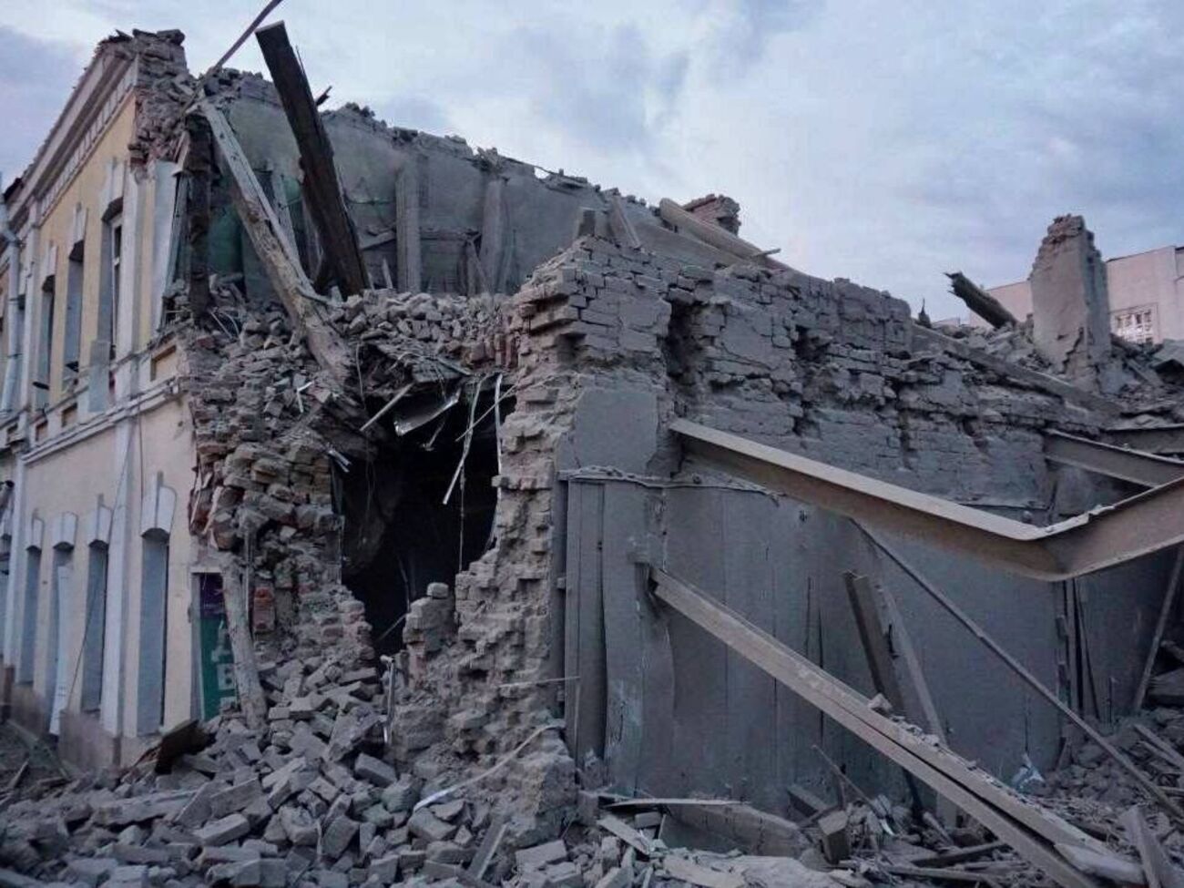 За даними Генштабу ЗСУ, від обстрілів окупантів за добу постраждало 28 населених пунктів України